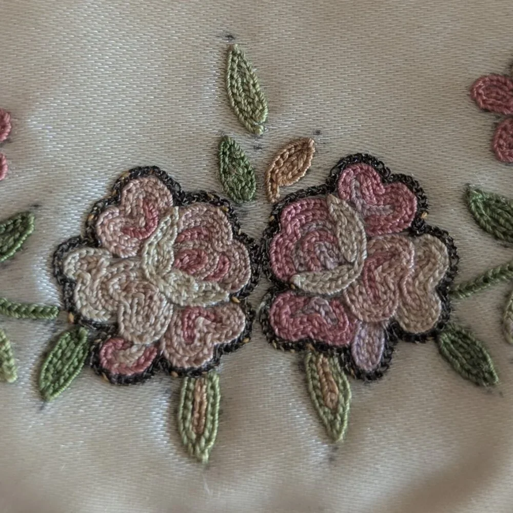Dainty Vintage Embroidered Satin Clutch with accessories - Picture 4 of 16